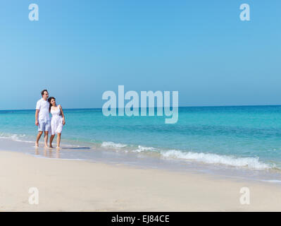 Junge glückliche Paar am Strand Stockfoto