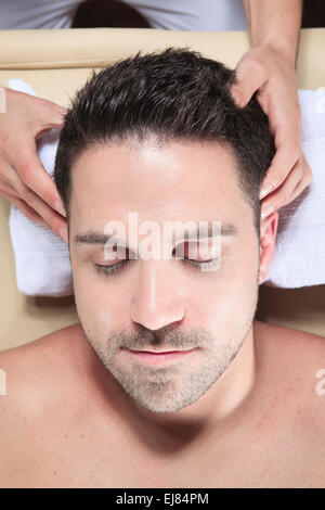 Menschen, die Shiatsu-Massage von einem professionellen Empfang Stockfoto