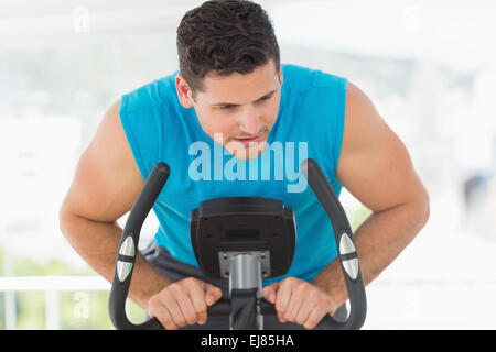 Ernster Mann im Spinnen Klasse trainieren Stockfoto