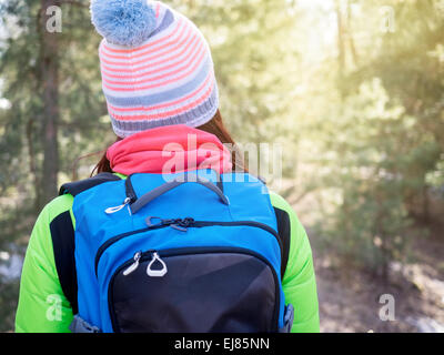 Porträt der Frau im Wald wandern hautnah Stockfoto