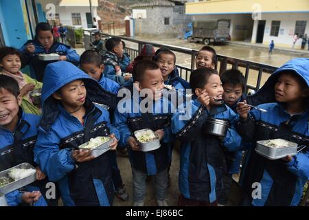 (150323)--dann, 23. März 2015 (Xinhua)--Studenten genießen ihre nahrhaften Mahlzeiten an Nongyong Primary School in dann County, South China Autonome Region Guangxi Zhuang, 6. Januar 2015.     Nongyong Primary School wurde 1964 gebaut. Es befindet sich in einer ländlichen Gegend von Karst Topographie in Guangxi dann County. Seine erste Schulgebäude besteht aus 12 einstöckigen Häusern. In den 1990er Jahren wurden ein zweistöckiges Lehre Gebäude und grobe Wohnheim gebaut.     Es gibt ca. 250 Studenten aus allen 22 Dörfern des Nongyong. Jeden Montag haben die meisten von ihnen gehen über Hügel auf dem Weg zu den schoo Stockfoto