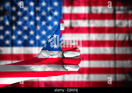 Hand mit Daumen nach oben bedeckt in amerikanische Flagge. Stockfoto