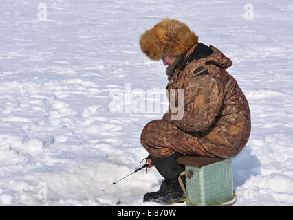 Fischer auf Eisangeln am Stausee in Ostsibirien Stockfoto