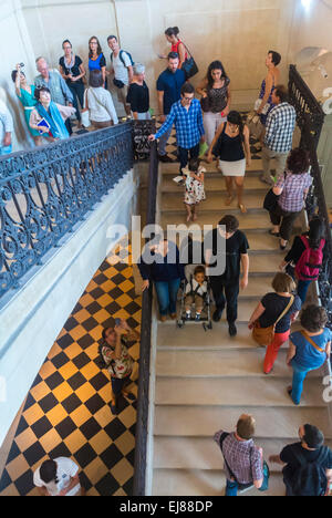 Paris, Frankreich, Luftmenschen zu Fuß, große Touristenmassen besuchen das Picasso Museum, Treppensteigung, Treppensteigung, Fußgängertreppen, MUSÉE PICASSO Paris Stockfoto