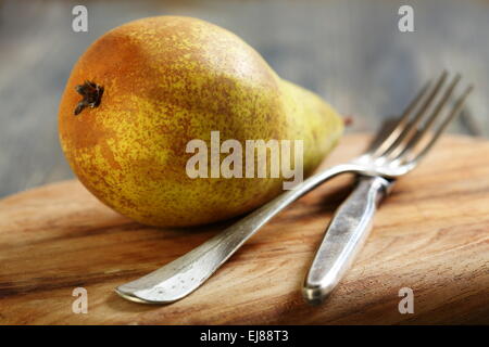 Saftige Birne auf ein Schneidebrett. Stockfoto