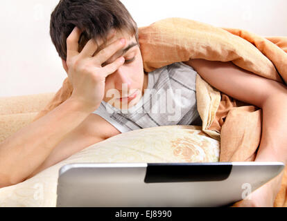 Müde Teenager mit Tablet-Computer Stockfoto