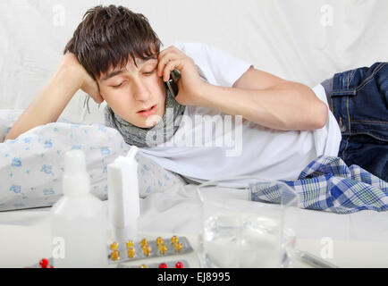 Kranker Teenager auf Handy anrufen Stockfoto