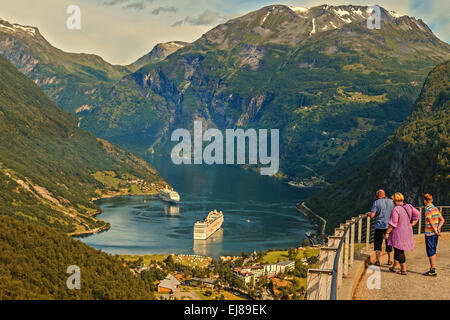 Schiffe In Geiranger Fjord-Norwegen Stockfoto