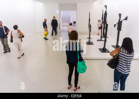 Paris, Frankreich, Gruppenmenschen, Touristen, die das Picasso Museum besuchen, Skulpturen-Kunstgalerie, modernistische INNENARCHITEKTUR, Frauenkunst Stockfoto