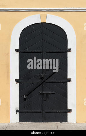 Alte Tür vor einem Gebäude abgeschlossen Stockfoto