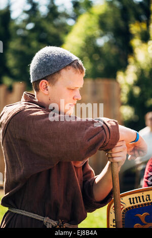 MINSK, BELARUS - 19. Juli 2014: Krieger Teilnehmer der Denkmalpflege der ritterlichen Kämpfe auf der mittelalterlichen Kultur festival Stockfoto