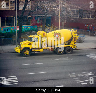 Ein Zement-LKW auf Donnerstag, 19. März 2015 im Stadtteil Chelsea in New York gesehen. (© Frances M. Roberts Stockfoto