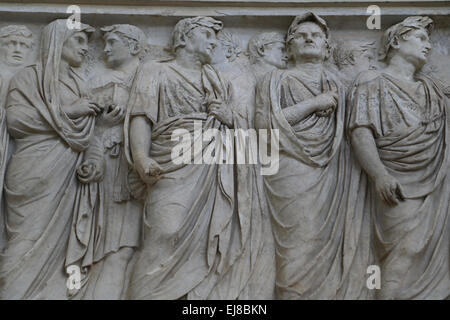 Italien. Rom. Ara Pacis Augustae. Altar der Pax. 13-21:00. Prozessionsweg Fries. Mitglied einer Hochschule mit priesterlichen Aufgaben. Stockfoto