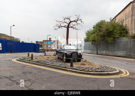 London Taxi mit Baum wächst nach oben am Trinity Buoy Wharf Stockfoto