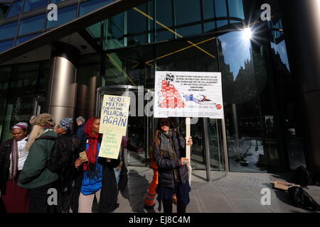 London, UK. 23. März 2015. Ein Protest außerhalb der Gates Foundation Inresistance zur Kontrolle von Saatgut in Afrika, statt Kredit: Rachel Megawhat/Alamy Live News Stockfoto