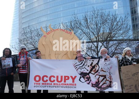 London, UK. 23. März 2015. Besetzen Rupert Murdoch Woche begann mit ein paar Demonstranten Gatthered in London Bridge Credit: Rachel Megawhat/Alamy Live News Stockfoto