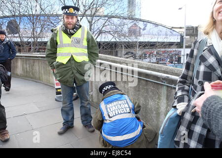 London, UK. 23. März 2015. Besetzen Rupert Murdoch Woche begann mit ein paar Demonstranten Gatthered in London Bridge Credit: Rachel Megawhat/Alamy Live News Stockfoto