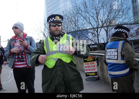 London, UK. 23. März 2015. Besetzen Rupert Murdoch Woche begann mit ein paar Demonstranten Gatthered in London Bridge Credit: Rachel Megawhat/Alamy Live News Stockfoto