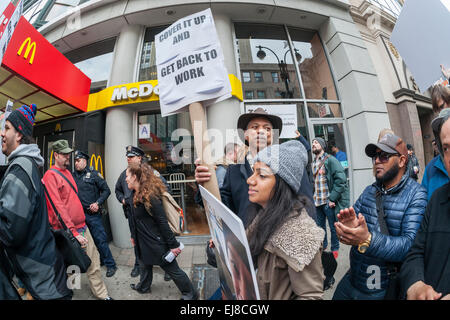 Arbeitnehmer in Fastfood-Restaurants und ihre Unterstützer protestieren vor McDonald's-Restaurant in New York auf Dienstag, 17. März 2015. Fast-Food-Arbeiter haben in 19 Städten gegen die Fast-Food-Kette 28 OSHA Beschwerden eingereicht. Die Arbeiter behaupten, dass Unterbesetzung und der Druck, schnell zu arbeiten schafft gefährlichen Arbeitsbedingungen führt zu Verbrennungen, Schnitten und anderen Verletzungen.  (© Richard B. Levine) Stockfoto