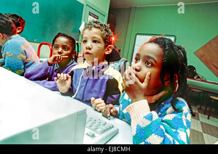 PARIS, Frankreich - Minderheitenkinder im Gymnasium, mit Personal Computers in der Schule, (Maison Alfort, Vororte) Französischunterricht, Lernen, Computerschule [MR] [MiddleEastern] [Nordafrika] Stockfoto