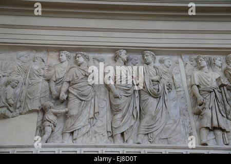 Italien. Rom. Ara Pacis Augustae. Altar der Pax. 13-21:00. Prozessionsweg Fries. Familie des Augustus.  Nordseite. Stockfoto