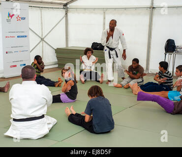 Paris, FRANKREICH - Französische Sportler mit Behinderungen unterrichten eine Gruppe von Kindern in der Karateklasse am Rencontres EDF Handisport. Mann Stockfoto