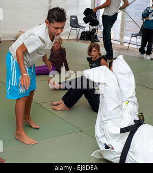 Paris, FRANKREICH - Französische Behindertensportler, die Kinder in der Karate-Klasse 'Rencontres EDF Handisport' Sport unterrichten. Stockfoto