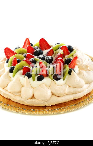 Pavlova-Dessert mit Beeren und Kiwi. Stockfoto