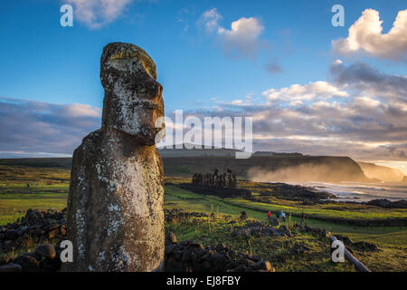 "Unterwegs" Moai im Vordergrund mit Tongariki im Hintergrund, Rapa Nui, Osterinsel, Chile Stockfoto