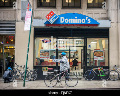 Eine Franchise von dem beliebten Dominos Pizza-Kette am Samstag, 14. März 2015 in New York. (© Richard B. Levine) Stockfoto