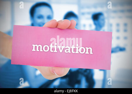 Frau mit rosa Karte Sprichwort motivation Stockfoto