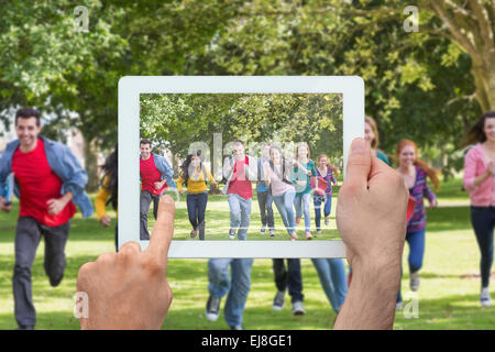 Zusammengesetztes Bild von Hand mit TabletPC Stockfoto