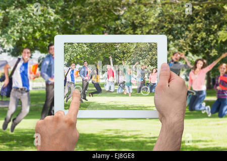 Zusammengesetztes Bild von Hand mit TabletPC Stockfoto