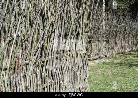 Zaun aus den Zweigen, eine enge gewebt Stockfoto