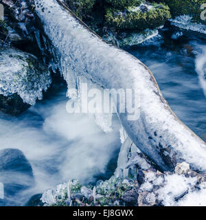 Gefrorenen Eiszapfen auf Wasserfluss Stockfoto