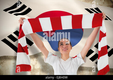 Fußball-Fan, die rot-weißen Schal zu winken Stockfoto