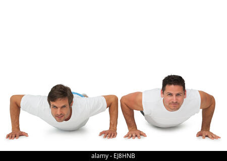 Porträt von zwei jungen Männern tun Push Ups Stockfoto