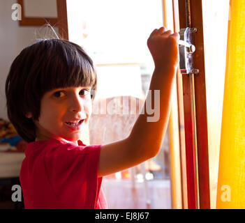 junge öffnet die Tür für ein neues Zuhause Stockfoto