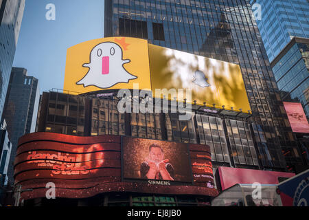 Eine Plakatwand am Times Square in New York wirbt die verschwindenden Foto-app, Snapchat, auf Freitag, 13. März 2015 gesehen. Chinesischen Internetunternehmen Alibaba wird berichtet, um $ 200 Millionen in Snapchat, Bewertung der social-Media-Unternehmen bei $ 15 Milliarden investiert werden. Snapchat, ist mit 100 Millionen Benutzer derzeit in China blockiert.  (© Richard B. Levine) Stockfoto