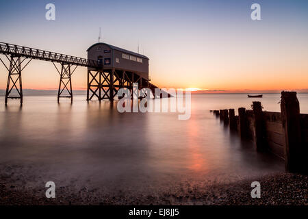 Die RNLI Lifeboat Station in Selsey in West Sussex bei Sonnenaufgang Stockfoto