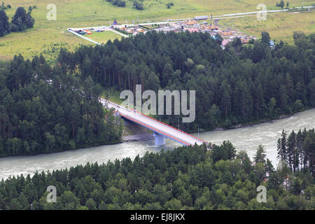 Neue Brücke über den Katun-Fluss Stockfoto