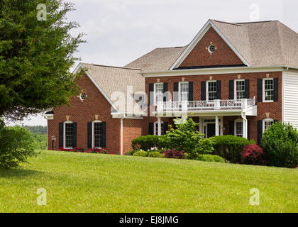 Vordere Ansicht große Einfamilienhaus Stockfoto