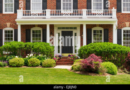 Eingang zum großen Einfamilienhaus Stockfoto