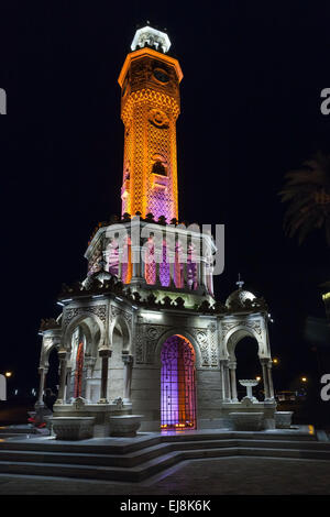 Nachtansicht des Konak Square. Uhrturm mit Beleuchtung, es war im Jahr 1901 erbaut und als offizielles Symbol der Izmir Cit akzeptiert Stockfoto