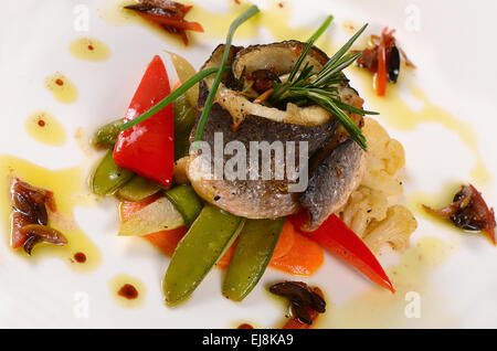 Wolfsbarschfilet mit Frühlingsgemüse Stockfoto