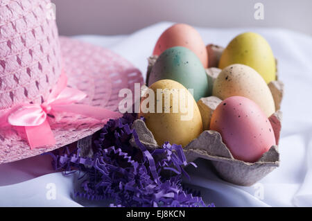 Rosa Ostern Haube mit sechs farbigen Eiern im Karton Stockfoto