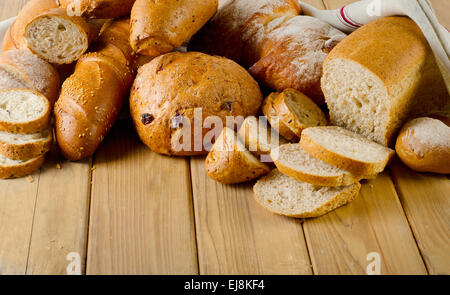 Sortiment von gebackenem Brot auf Holztisch. Stockfoto