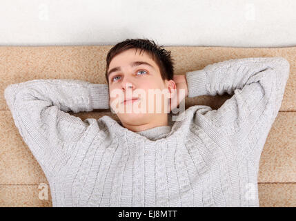 Teenager auf Sofa Stockfoto