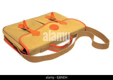 Traditionelle retro khaki Canvas und Leder Aktenkoffer mit Riemen und auf einem weißen Hintergrund. Stockfoto