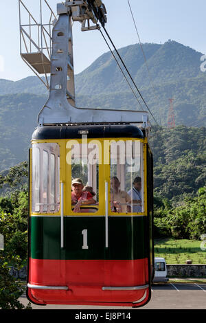 Touristen in Teleforico Seilbahn Talstation von Pico Isabel de Torres Berg Puerto Plata Dominikanische Republik kommend Stockfoto